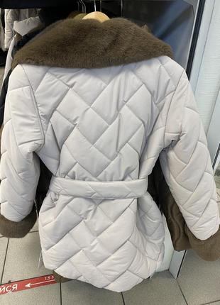 Альберто біні куртка світла жіноча світла стьобана куртка з хутром8 фото