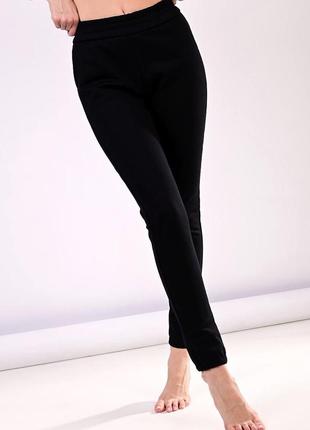 Актуальні завужені жіночі спортивні штани на флісі теплі жіночі спортивні штани на манжетах чорні спортивні штани