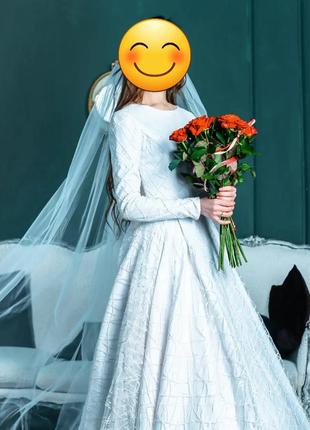 Весільна сукня, вишукана, стильна, закрита, а-силует.1 фото