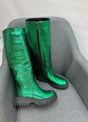 Яскраві блискучі зелені чоботи з ексклюзивної натуральної шкіри з тисненням1 фото
