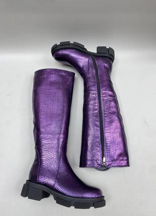 Фиолетовые блестящие сияющие сапоги трубы из эксклюзивной натуральной кожи