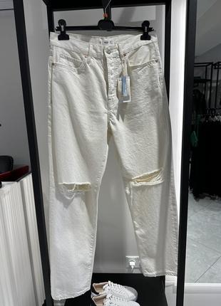Бежевые джинсы с подертостями6 фото