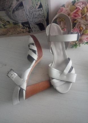 Босоніжки повністю шкіряні minelli