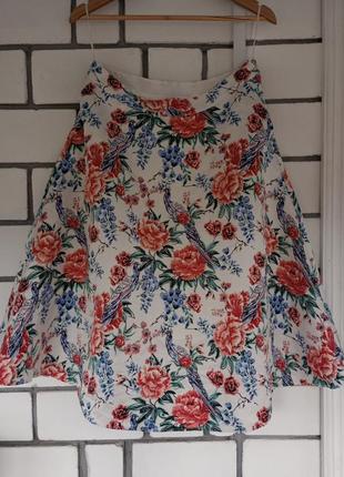 Красивая атласная юбка миди с очень красивым принтом с павлинами и цветами1 фото