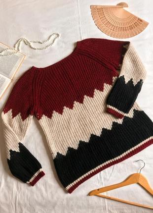 Красивый теплый в выпускаемый свитер (размер 42-44)1 фото