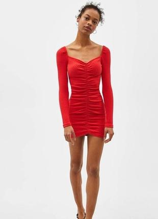 Красное платье bershka