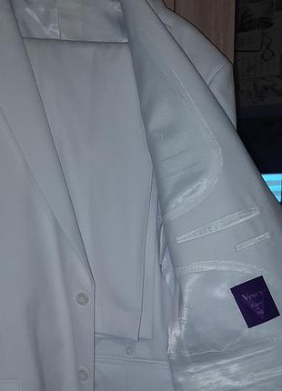 Шикарный новый фирменный мужской белый костюм.
