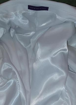 Шикарный новый фирменный мужской белый костюм.