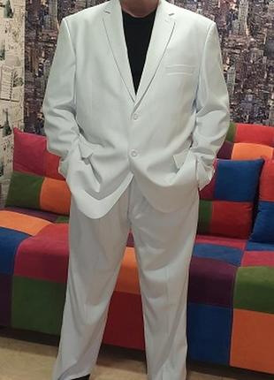 Шикарный новый фирменный мужской белый костюм.