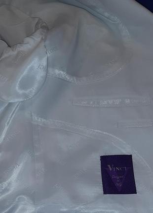 Шикарный новый фирменный мужской белый костюм.