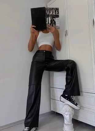 Женские черные брюки свободного кроя из эко-кожи на флисе (42-44, 44-46)4 фото