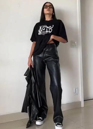 Женские черные брюки свободного кроя из эко-кожи на флисе (42-44, 44-46)3 фото