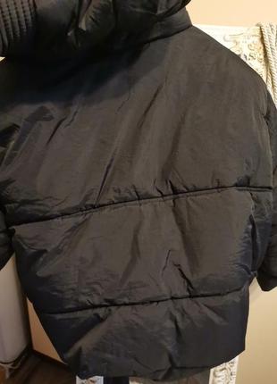 Крутезна куртка дутік чорна з капюшоном7 фото