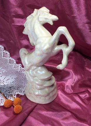 Винтажная статуэтка фигурка вздыбившейся лошади белая перламутровая керамическая кракелюр н19245 фото