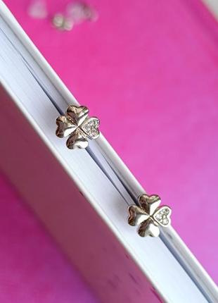 Серебряные сережки-гвоздики 925 пробы с цирконием четырехлистник2 фото