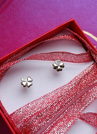 Серебряные сережки-гвоздики 925 пробы с цирконием четырехлистник9 фото