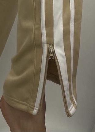 Новые женские теплые осенние спортивные штаны на флисе бежевые с лампасами с разрезами хл5 фото