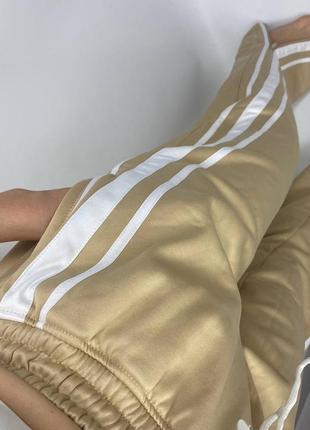 Новые женские теплые осенние спортивные штаны на флисе бежевые с лампасами с разрезами хл