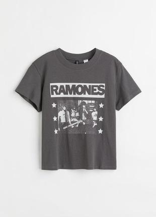 Футболка укороченная с принтом ramones1 фото