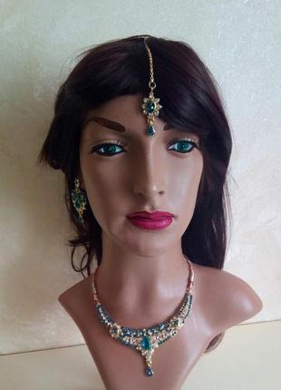 Комплект под золото с красными камнями колье, тикка , сережки