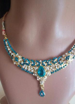 Комплект под золото с красными камнями колье, тикка , сережки