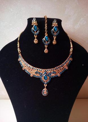 Комплект под золото с красными камнями колье, тикка , сережки