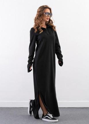 Чорна довга сукня з коміром-поло