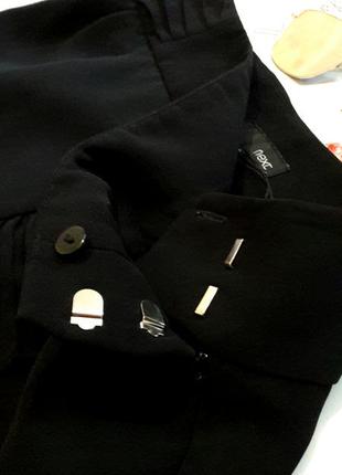 Стильная черная юбка миди  с оборкой имитацией запаха от next6 фото