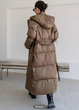 Женская длинная зимняя стеганая куртка с поясом8 фото