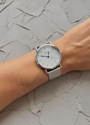Срібний годинник з білим циферблатом