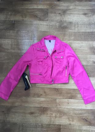 Яркая легкая малиновая куртка. короткая розовая куртка. куртка лето1 фото