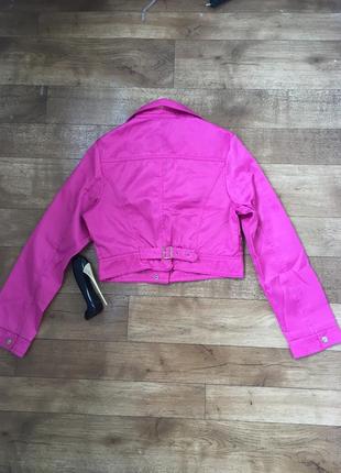 Яркая легкая малиновая куртка. короткая розовая куртка. куртка лето2 фото