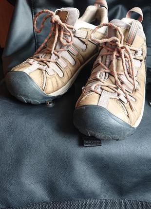 Треккинговые кроссовки keen