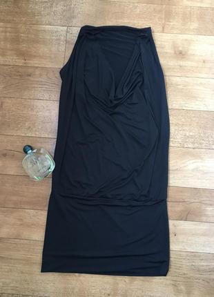 Чёрное мини платье с глубоким декольте. обтягивающее чёрное платье