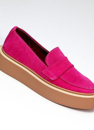 Сучасні яскраві замшеві туфлі лофери колір рожева фуксія