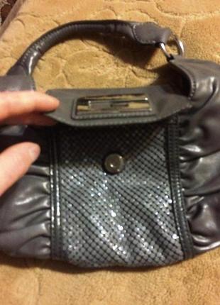 Оригинальная сумочка бренда guess, без дефектов и потертостей, в носке несколько раз, состояние новой.дуж2 фото