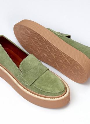 Современные яркие замшевые туфли лоферы цвет фисташковый хаки8 фото