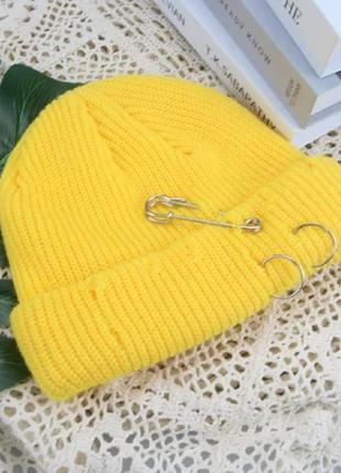 Шапка міні-біні рвана з булавкою і кільцями (докер, в'язана, коротка, з підворотом) фіолетовий6 фото