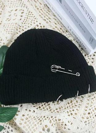 Шапка міні-біні рвана з булавкою і кільцями (докер, в'язана, коротка, з підворотом) фіолетовий5 фото