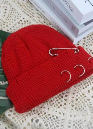 Шапка міні-біні рвана з булавкою і кільцями (докер, в'язана, коротка, з підворотом) фіолетовий10 фото