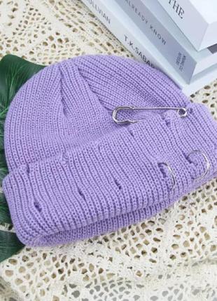 Шапка міні-біні рвана з булавкою і кільцями (докер, в'язана, коротка, з підворотом) фіолетовий8 фото