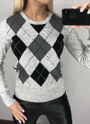 Сірий светр у ромбах. amisu. розміри хс.