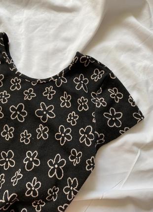 Чорна вкорочена футболка із відкритою спиною, кроп топ в квіти із зав‘язками bershka5 фото