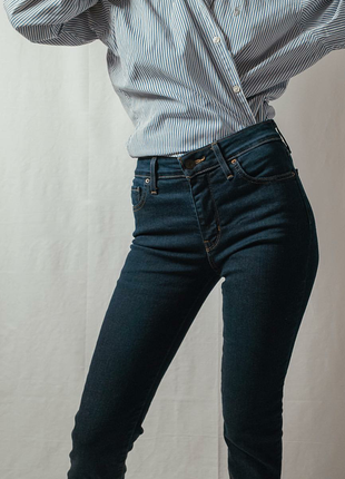 Темно-синие джинсы levi's 712 slim3 фото