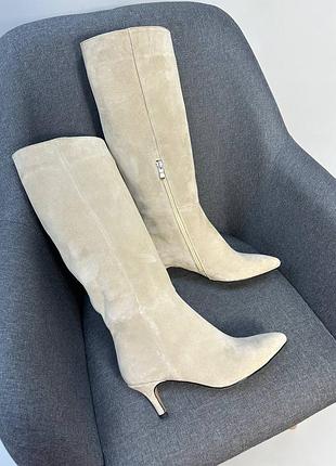 Бежевые песочные замшевые сапоги на шпильке много цветов