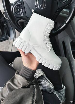 Белые зимние ботинки на шнурках4 фото