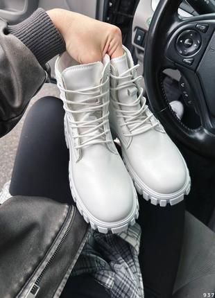 Белые зимние ботинки на шнурках2 фото