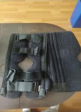 Наколенник большой на дорогой обьем есть четыре фиксатора