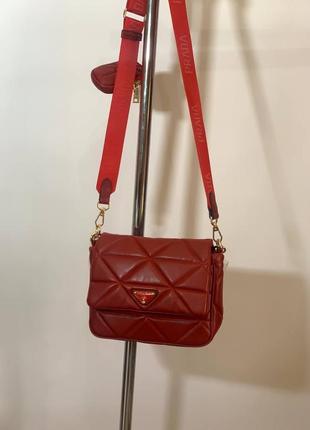 Женская сумка в красном цвете люксова модель мягкая прада.   ботинки prada