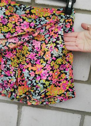 Яркие шорты-юбка в цветочный принт с карманами по боках, atmosphere4 фото